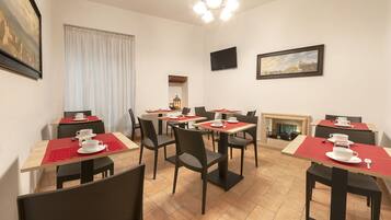 Desayuno continental diario (EUR 9.00 por persona)