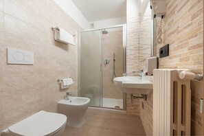 Shower, hair dryer, towels, soap - Hotel Sole (Assisi)