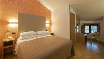 Roupas de cama antialérgicas, escrivaninha, berços (sobretaxa)