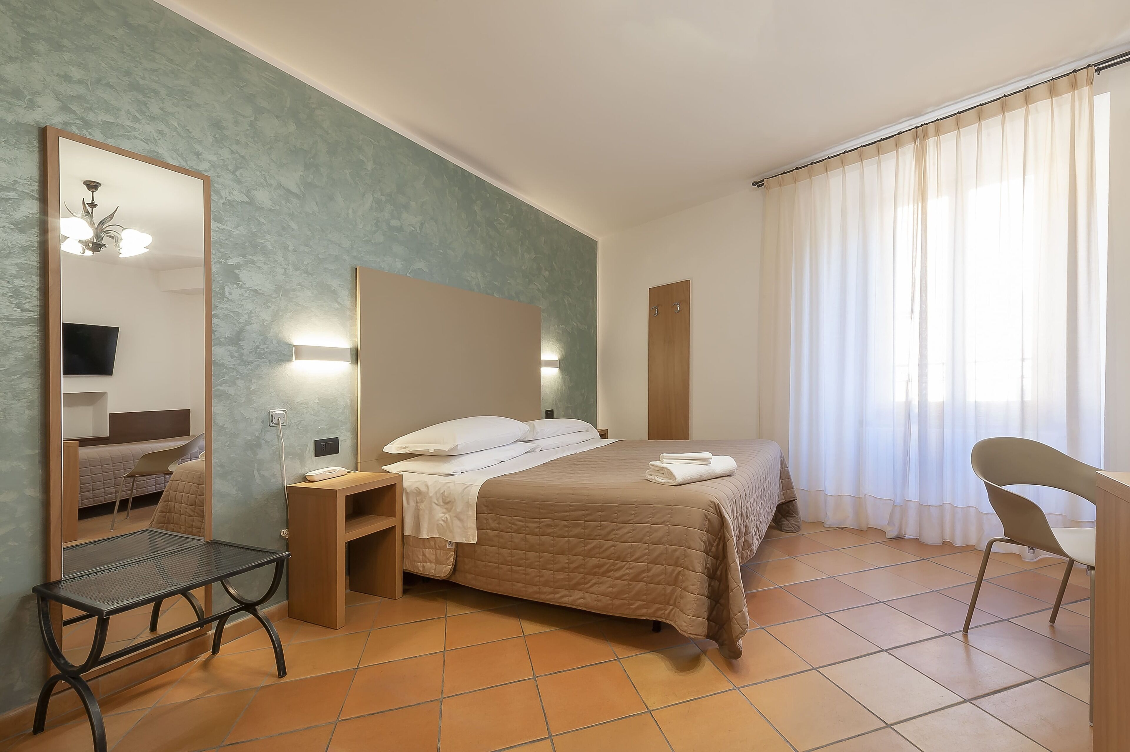 Hypo-allergenic bedding, desk, cots/infant beds, free WiFi