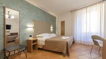 Hypo-allergenic bedding, desk, cots/infant beds, free WiFi