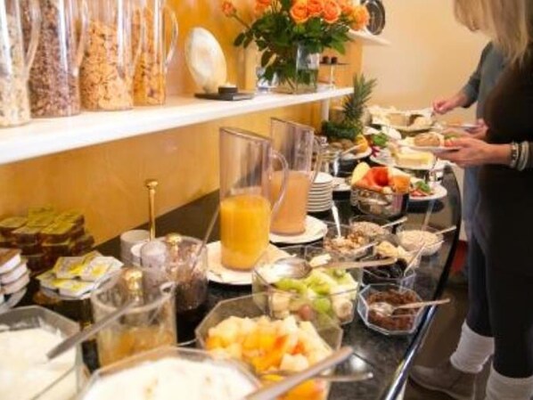 Buffet breakfast on weekdays (EUR 15 per person) - Hotel AM ELBUFER (Hamburg)