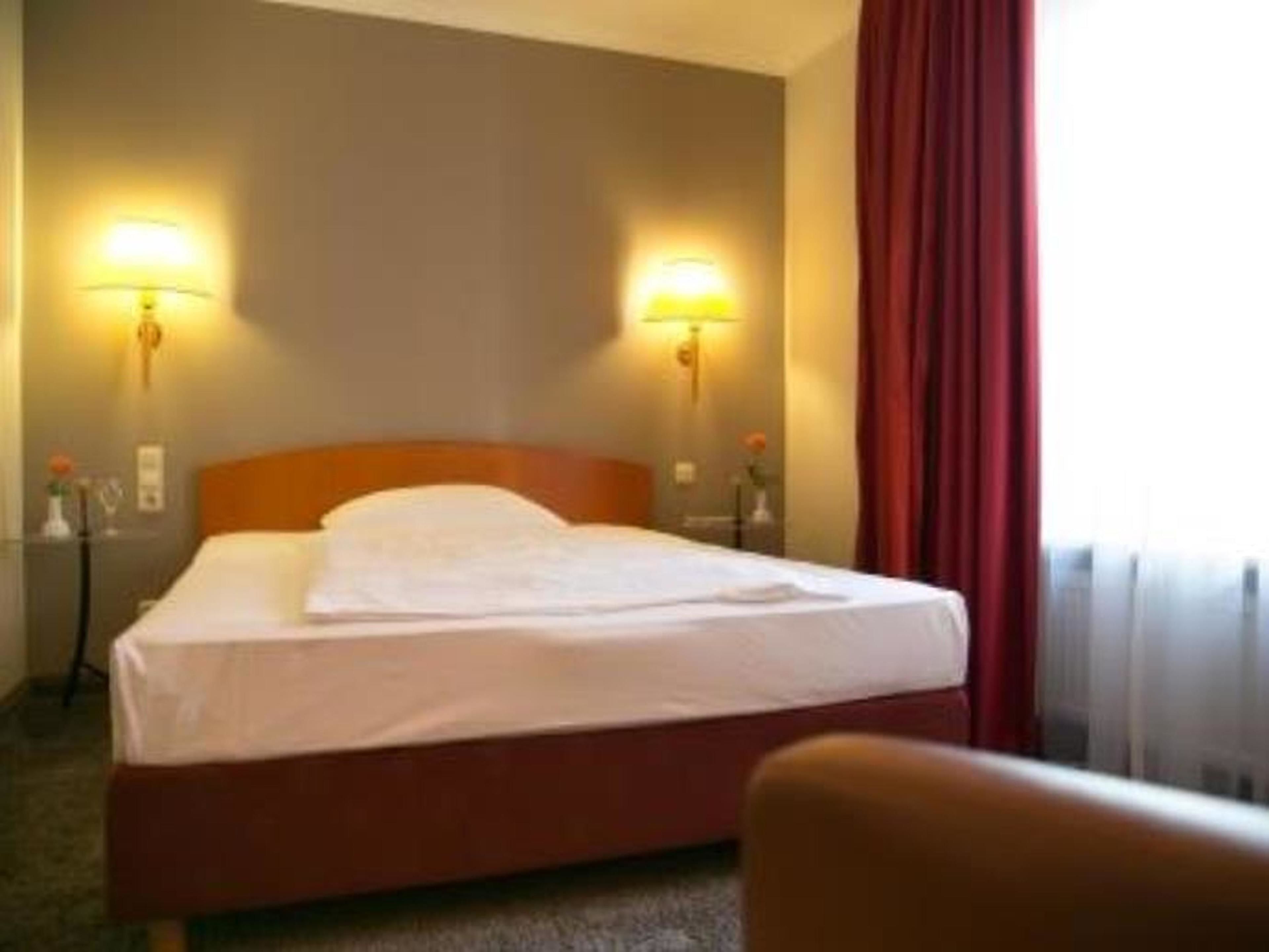 Desk, laptop workspace, iron/ironing board, free WiFi