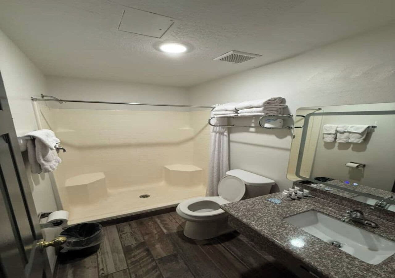 Un baño con ducha, inodoro y lavabo.