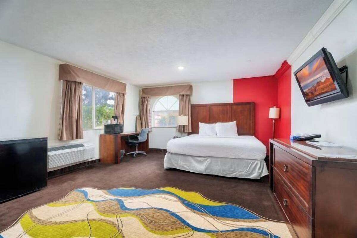 Desk, laptop workspace, iron/ironing board, free WiFi