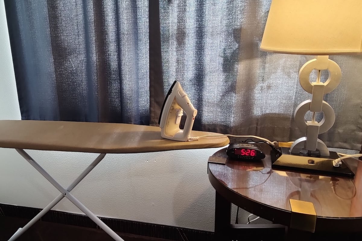 Escritorio y espacio para trabajar con un portátil