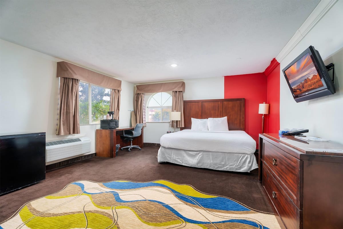 Kamer, 1 kingsize bed, toegankelijk voor mindervaliden, niet-roken (Mobility, Roll-in Shower) | Een bureau, een laptopwerkplek, een strijkplank/strijkijzer, gratis wifi
