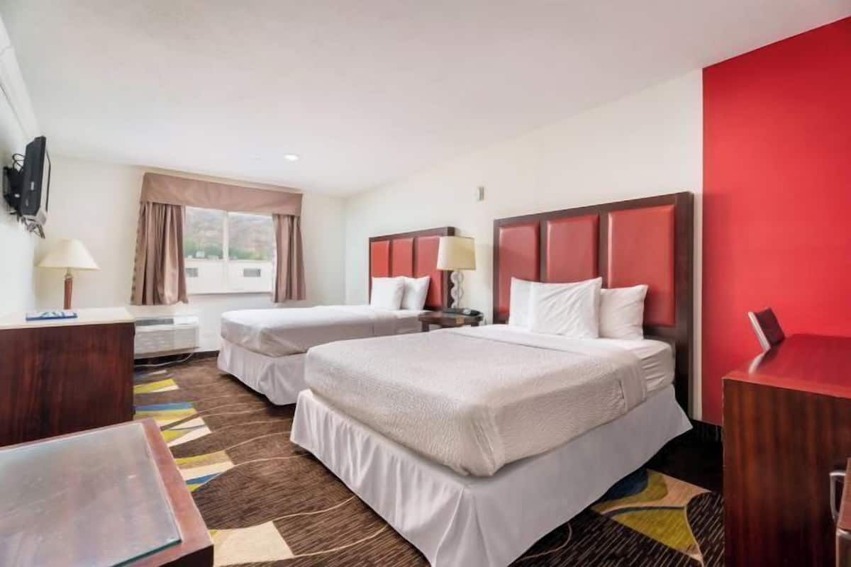 Desk, laptop workspace, iron/ironing board, free WiFi