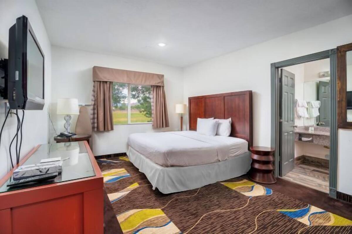 Desk, laptop workspace, iron/ironing board, free WiFi