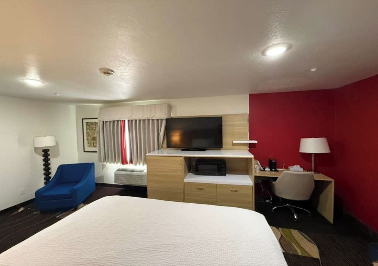 客房, 1 张特大床, 无烟房 | 办公桌、笔记本电脑工作区、熨斗/熨板、免费 WiFi