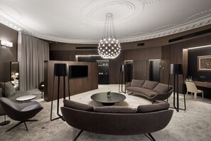 Ropa de cama de alta calidad, cubrecamas y minibar 