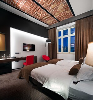 Ropa de cama de alta calidad, cubrecamas y minibar 