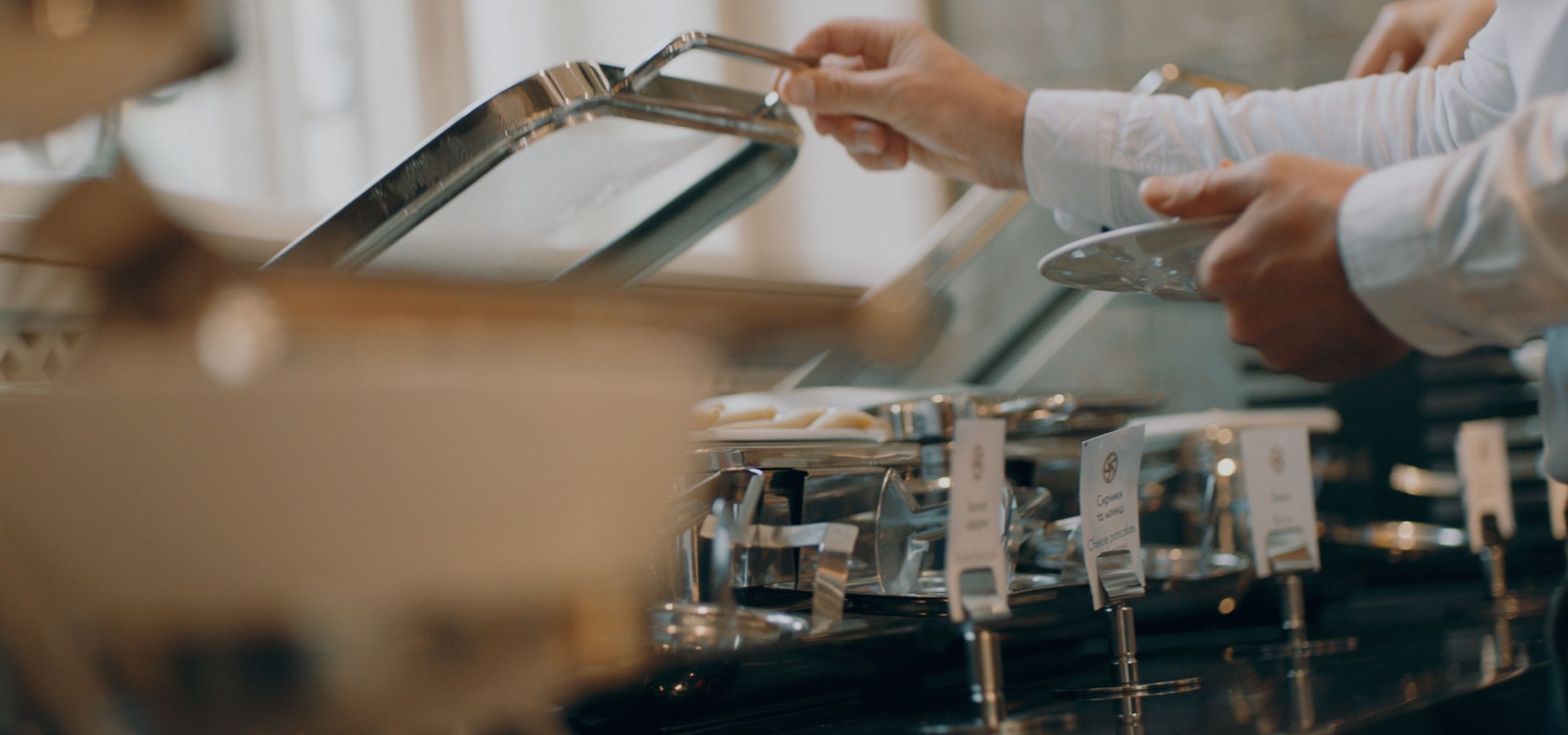 Dagelijks ontbijtbuffet (UAH 600 per persoon)