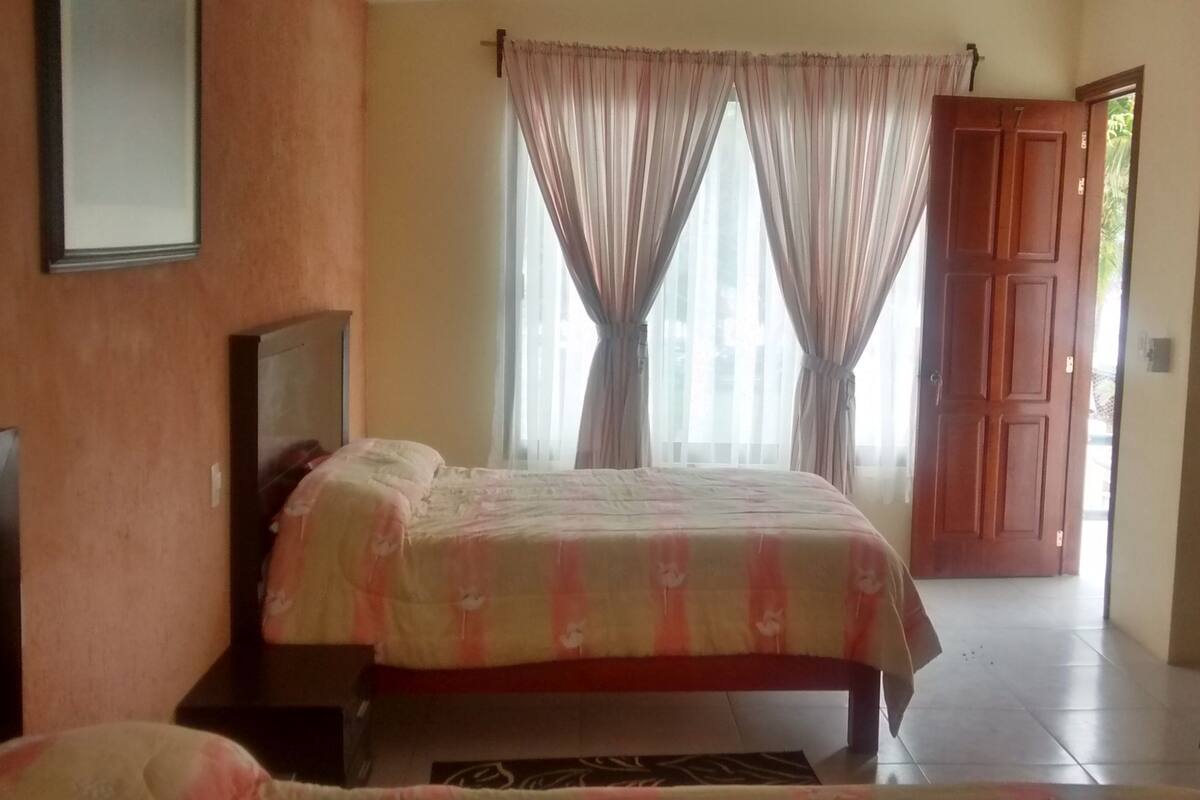 Habitación doble, 2 camas dobles | 1 dormitorio y escritorio
