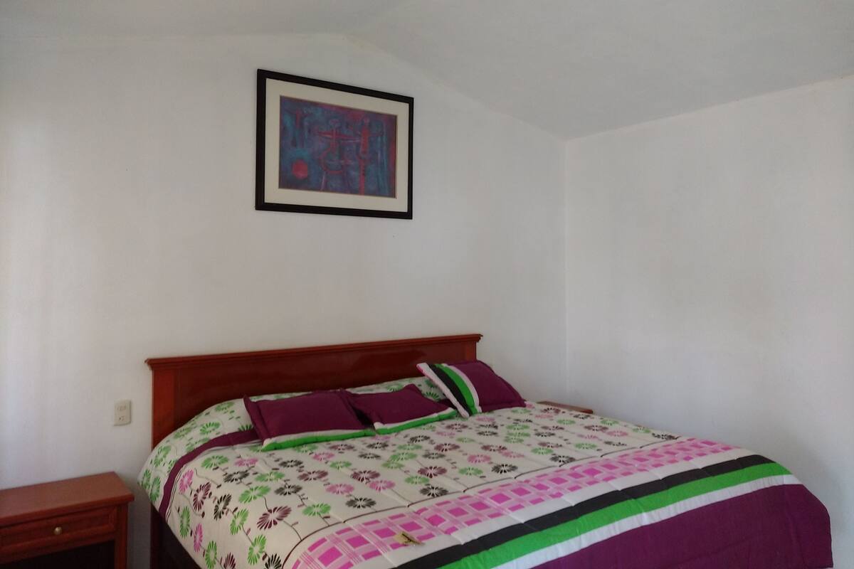 Habitación, 1 cama de matrimonio grande | 1 dormitorio y escritorio