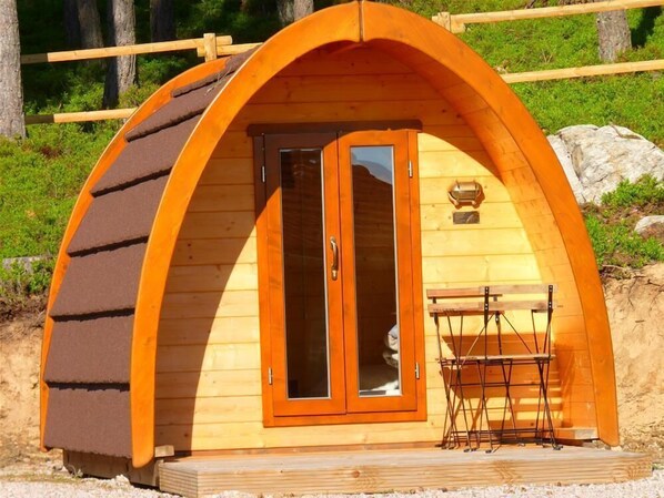 Deluxe Cabin, Shared Bathroom, Lake View (Les Cabanes: 2 personnes ) | Garden