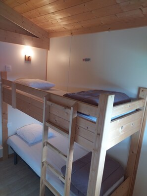 Chalet, baño privado, vistas al lago (Charlay: 6 personnes) | 1 dormitorio y wifi gratis