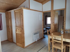 Alpehytte, eget bad, utsikt mot innsjø (Forester: 4 personnes) | Spiseområde