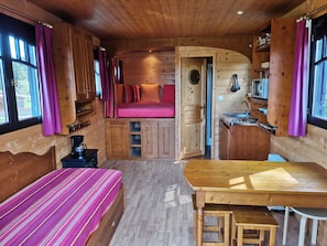 Comfort Mobile Home, Ensuite, Lake View (La Roulotte: 4 personnes ) | Interior