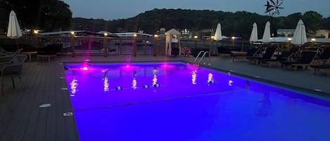 Udendørs pool, åben fra kl. 10.00 til kl. 21.00, parasoller, liggestole