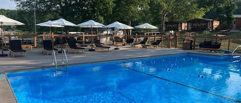 Piscina externa, funciona das 10h às 21h, guarda-sóis, espreguiçadeiras