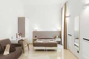 Deluxe trippelrum - eget badrum - utsikt mot staden | 1 sovrum, sängtillbehör av högsta kvalitet och minibar