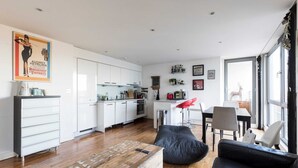 Unclassified image, 3 of 30, button - Stunning & Modern 2 Bedroom Apartment in Heart of Clapham (London)