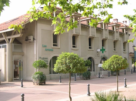 Fachada de la propiedad. Les Arums