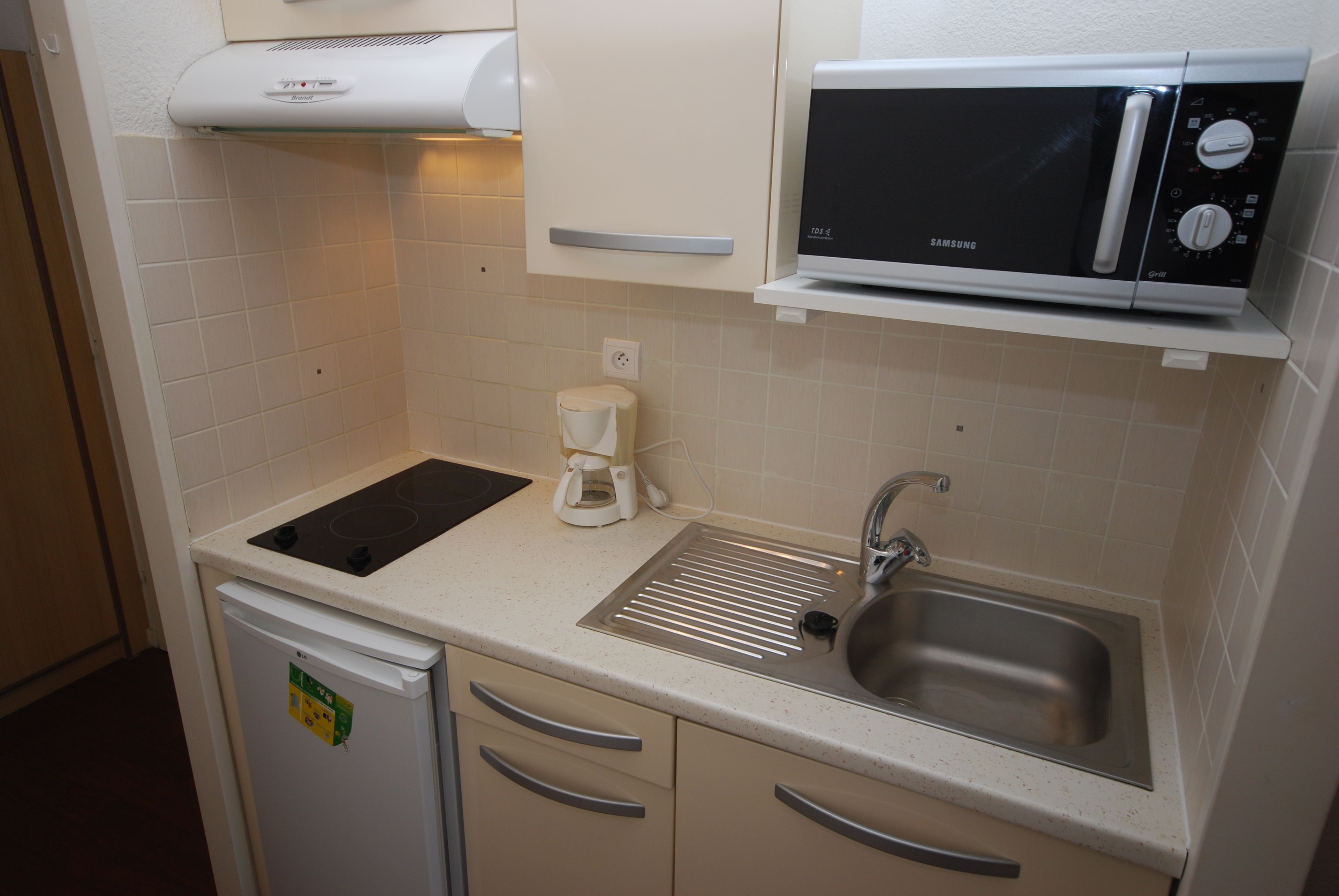 studio | private kitchen | fridge, microwave, stovetop, cookware/dishes/utensils