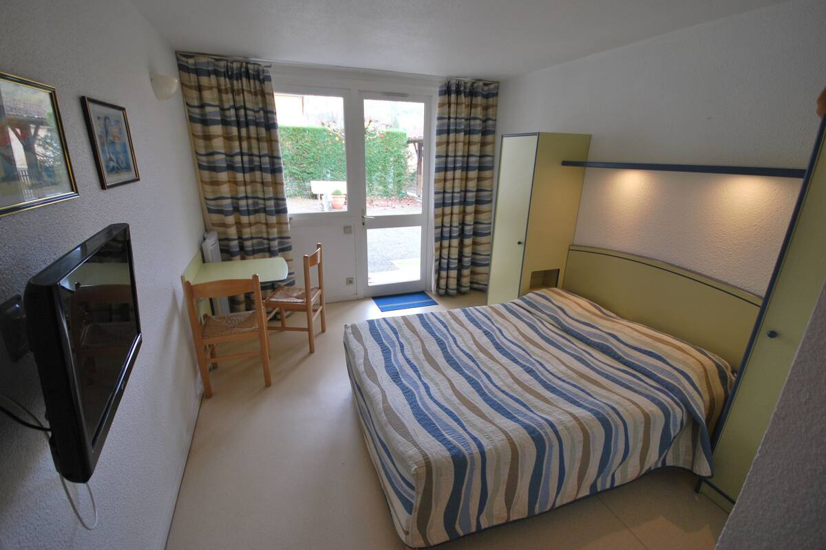 studio | 1 bedroom, blackout curtains, iron/ironing board, free cots/infant beds
