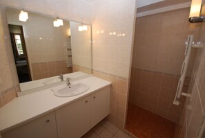 Studio | Bathroom | Shower, free toiletries, towels