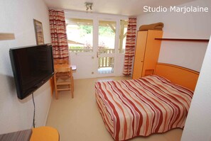 Estudio | Cortinas blackout, tabla de planchar con plancha y cunas gratuitas 