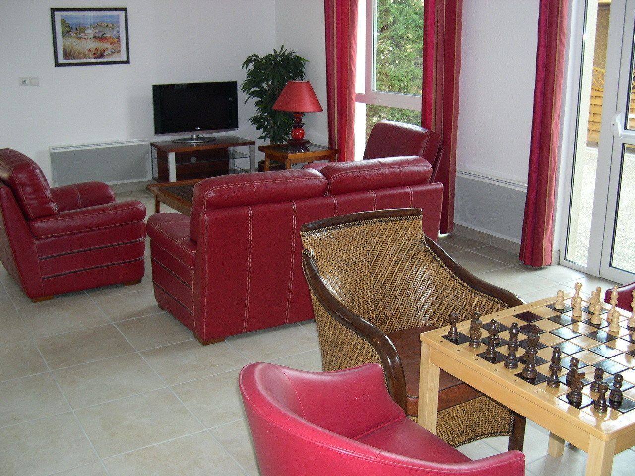 studio | living room | 66-cm flat-screen tv with digital channels, tv