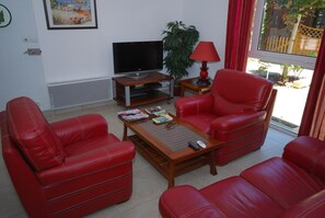 Studio | Living room | 66-cm flat-screen TV with digital channels, TV