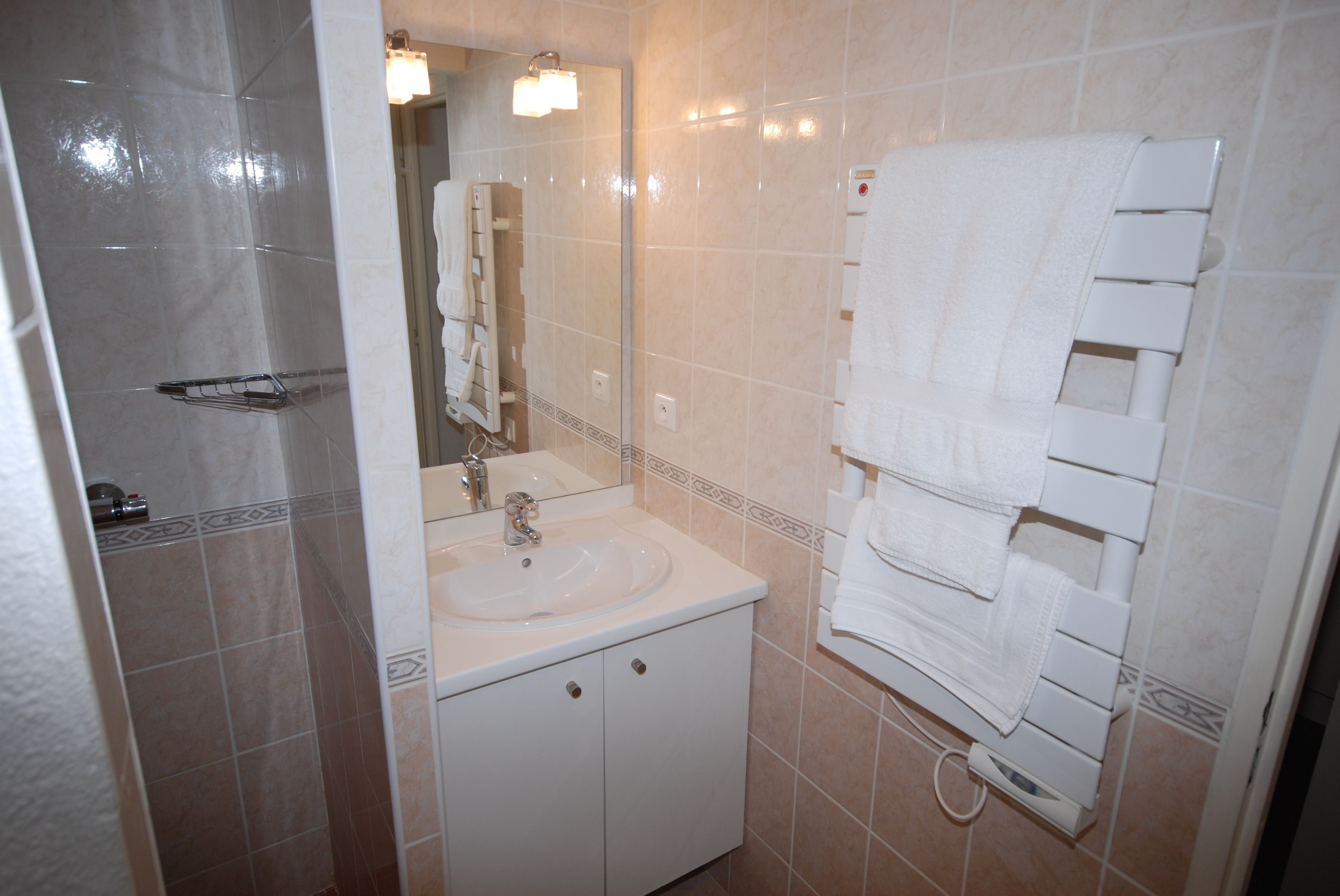 studio | bathroom amenities | shower, free toiletries, towels