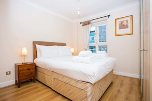 1 bedroom, premium bedding, laptop workspace, iron/ironing board - 1 Bedroom Apartment near St. Paul's Cathedral (London)