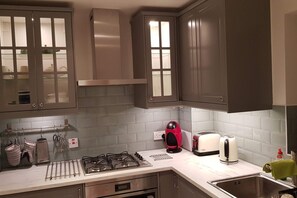 Appartement, 1 chambre | Cuisine privée | Réfrigérateur, micro-ondes, four, plaque de cuisson