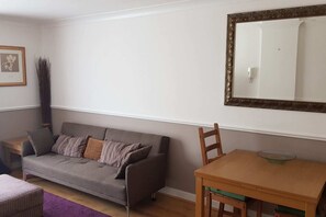 Appartement, 1 chambre | Salle de séjour | TV connectée
