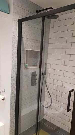 Apartament, 1 dormitori | Bany | Dutxa, articles de tocador gratuïts, assecador de cabells i tovalloles 
