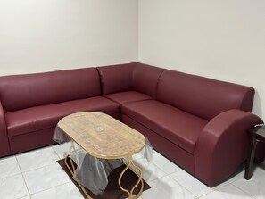 Familien-Suite | Wohnbereich | 32-Zoll-Flachbildfernseher mit Satellitenempfang, Fernseher