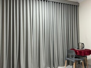 Familien-Suite | Wohnbereich | 32-Zoll-Flachbildfernseher mit Satellitenempfang, Fernseher