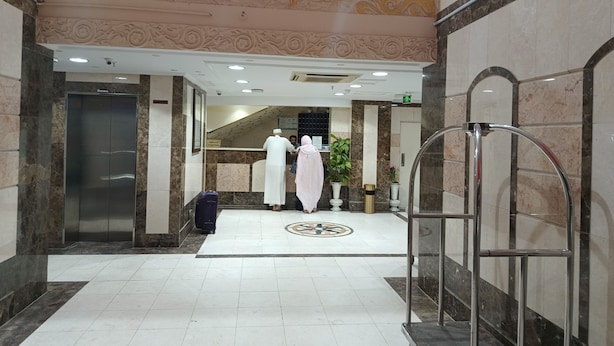A hotel lobby with marble flooring, a reception desk, and a staircase. - Sidra Alia AL-DAHABI hotel - فندق السدرة العالية الذهبي (Madinah)