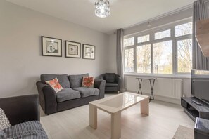 Apartment, 2 Bedrooms | Living room
