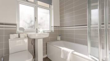 Appartamento, 2 camere da letto | Bagno | Vasca e doccia separate, asciugacapelli, asciugamani, sapone