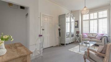 Appartement, 1 slaapkamer | Woonkamer | Een televisie en een open haard