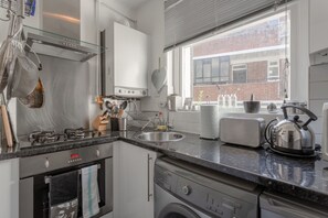 Private kitchen - Stylish Apartment near Battersea Park (London)