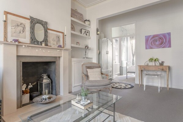 Living room - Stylish Apartment near Battersea Park (London)
