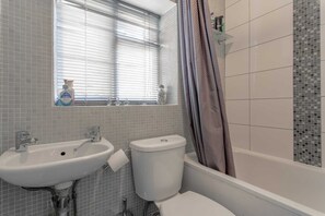 Bathroom - Stylish Apartment near Battersea Park (London)