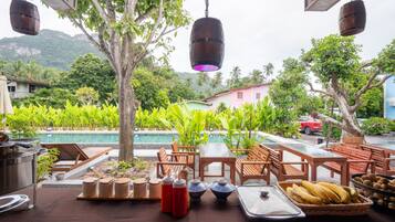 Daily continental breakfast (THB 270 per person)