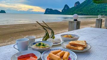 Päivittäinen mannermainen aamiainen (270 THB per henkilö)